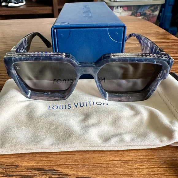 1.1 millionares glasses 2024 in grey. No flaws - Picture 1 of 4